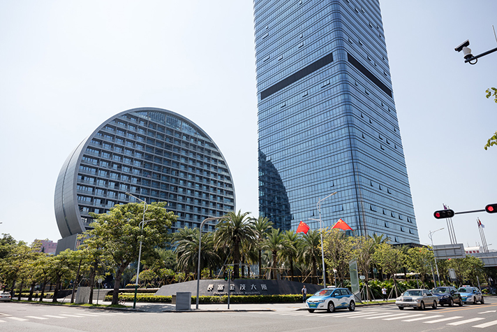 福保站出入口分布情况 福保站沿红花路呈东西向敷设,车站总长569.18m,标准段宽19.7m,深约17.2m~19.2m,为地下二层岛式车站。车站设有6个出入口,其中A、B、E出入口位于红花路北侧,B、D、F出入口位于绒花路南侧。 其中,A出入口南侧为四层福田保税区综合服务中心,相距8.2m;B出入口处于保税区中心广场;C出入口分C1、C2出入口,C1出入口边上为27层城市3米6公寓,C2出入口北侧为深福保大厦,位于建设银行门口;D出入口北侧为29层东海苑,相距8.3m;E出入口西侧为长平商务大厦3层裙楼,相距约20m,F出入口北侧为2-10层长宝大厦,相距约7m。 福田保税区 环境图片