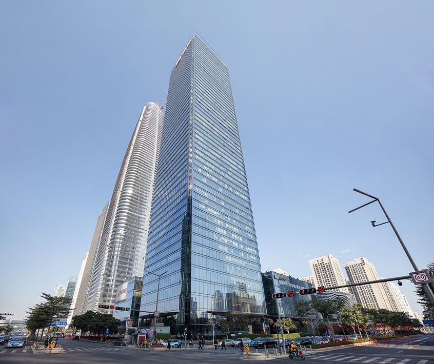 弘篇大作鹏城星辉:昭示企业身份专属 每一座金融中心、都应有与众不同的昭示性、才能彰显企业品牌形象、皇庭中心致力成为面向全国乃至全球金融界的、商务门户、外立面简约流线之美、赋予城市活力与生命力、塔楼设计更糅合太极和八卦设计理念、彰显东方神韵:3.7m高的超大面宽三层L OW-E玻璃幕墙、更特设高位开扇窗、不但增加空气对流、更营造360度宽景视野、安装约14万颗呼吸灯的幕墙灯光秀、拥有如香港ICC.台北101大楼等点亮金融城市的魅力、助力成为企业形象的专属名片