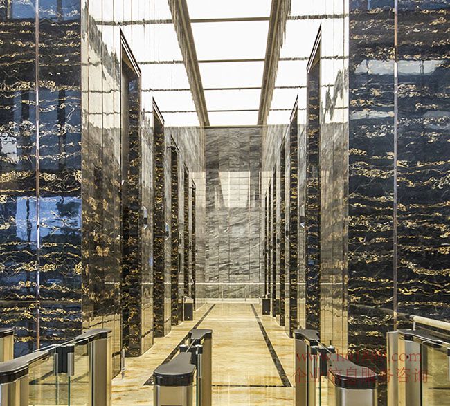 皇庭中心【皇庭中心大厦】低调内涵高雅质感、助力企业云端名片 唯有以强者之姿、才能砥砺前行、为彰显企业客户之业界影响力、皇庭中心(皇庭中心大厦)不忘初心、对细节的追求不惜代价、超高挑高、引进造价高界的天然石材、追求种低调的中通和儒雅的气质、以定制进口天然石材的信息发布系统、为商务人士提供舒适的社交场所、9米高电梯厅、与意大利太空灰与巴西印象流金等天然石材相互辉映、恰如CE的轩昂气度、室内广泛面积选用从意大利深海里开采出来的黑金花名贵天然石材、营造沉稳大气的商务空间 皇庭中心【皇庭中心大厦】高效直达目的楼层 垂直运输系统、配置20都是专供办公使用的进口迅达客梯(CSchindler)配合第三代群控技术、保证律际顶圾系效运转、领梯时间不超过35秒、采用香港ICC同级电梯分流技术、争分夺秒提升办公效率