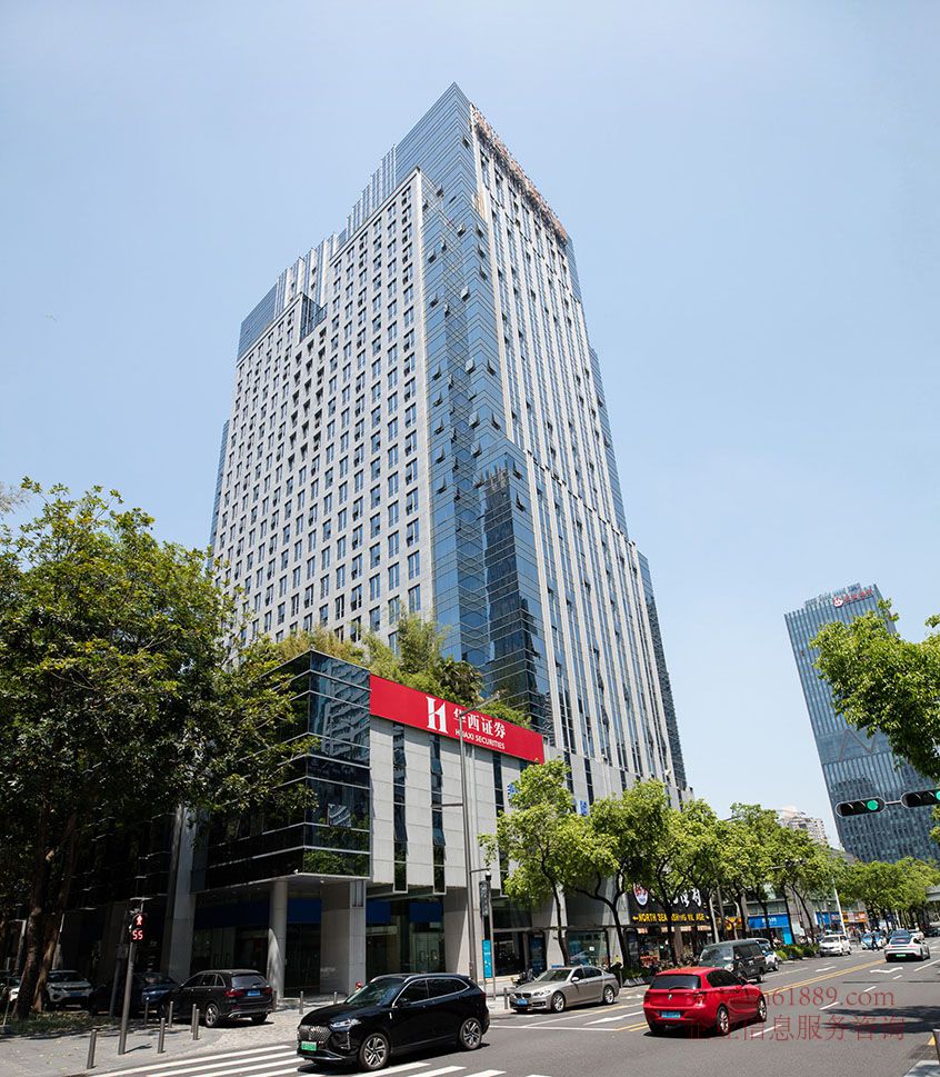 新华保险大厦 租售中心 楼盘名称:新华保险大厦 所属区域:福田中心区 楼层:26层 高度:98.8米(不含地下三层) 物业管理:中铁物业 管理费:10元/㎡ 中央空调:10元/㎡ 新华保险大厦租售中心 新华保险大厦租售中心电话:400 7165 112 出租租金:面议 出售均价:3万到4.5万/平米 租售面积:87平米、100平米、120平米、160平米、190平米、220平米、270平米、326平米、420平米、512平米、770平米、886平米、1790平米、面积任意组合 另有少量楼层:适合行业:【医美】【瑜伽•塑形】【美容养生】【教育培训】【SPA 养生按摩】【特色厅吧】【健身】【美甲】【护发植发】【休闲•商务会所】 物业地址:新华保险大厦位于深圳市福田区民田路171号 新华保险大厦简介 新华保险大厦位于深圳市福田中心区民田路、东面:广深港高铁站、华融大厦、南面:投行大厦(第一创业)、华安保险总部大厦、中国人寿大厦、西面:卓越大厦、航天大厦:北面:深圳证券运营中心、等甲级写字楼、办公环境好、新华保险大厦地处深圳市CBD中心区域的黄金地段、新华保险大厦以甲级写字楼为标准规划设计、5A智能营造高效商务空间、大厦占地面积3685平方米、建筑面积58118平方米、绿化面积约1.5万平方米(大厦内外)、新华保险大厦楼高98.8米、其中地上26层、地下3层,层高为3.6m、停车位250个、大厦于2004年12月28日入伙、现入住率达到98% 大厦设计遵循自然的和谐与空间的开敞性、北望莲花山、东瞰城市永久生态公园、南临中心区西区公园、西眺高尔夫球场、让您在办公室里能将中心区的绿色美景尽收眼底、使您工作时心情愉快、开畅、大厦外观简洁、风格现代、格调高雅、气派,凸显大方、尊贵 华融大厦 写字楼 周边配套 周边配套:银行、ATM、餐饮、便利店、食堂、干洗店、商务中心、会议室、会展中心 商业配套 酒店:区域内多家国际五星级酒店:马哥孛罗酒店、丽思卡尔顿酒店、四季酒店、香格里拉酒店 购物中心:COCO Park、购物公园、中心城、皇庭广场 公寓/住宅:黄埔雅苑、中海华庭、星河国际等高端住宅区。 大综合体配套停车场:COCOPark、会展中心配套合计超过3,000个车位 周边公共配套:市民中心、深圳高尔夫球俱乐部、会展中心、莲花山公园