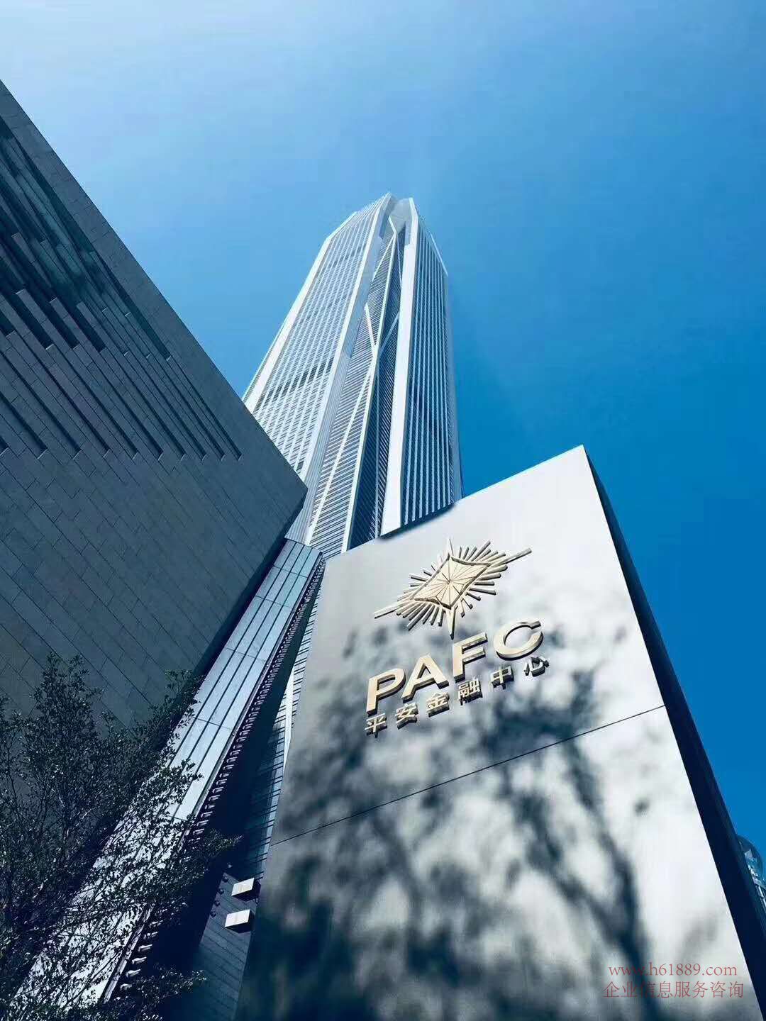 平安金融中心【平安国际金融中心】作为综合体、于一体的5A甲级办公写字楼、大厦的安保工作也很严谨、外来人员必须登记进入、公共空间(如大理石)的装修风格以装饰石材为主、整体上宽阔、大气、大厦内配置140部电梯、由通力、日立、迅达、奥的斯分不同标段供应;其中包括通力10m/s超高速电梯、日立双轿厢电梯、迅达双轿厢电梯、电梯、保证上下行人流都在合理范围内 平安金融中心【平安国际金融中心】通过设置2个空中大堂、将塔楼使用人员合理分成高、中、低三个区、高、中区的人员通过高速穿梭电梯(点对点、中间不停)、直达空中大堂、然后再通过区间电梯到达自己的目的楼层、这样的电梯分区策略是很高的、平均候梯时间30秒以内 而且、平安金融中心【平安国际金融中心】拥有全深圳最快速的电梯、为10米/秒、也就是说、从一楼到顶楼、穿越118层、只需要一分钟、真是“瞬间上天”、值得一提的是、大楼还设有45部双轿厢电梯、载客量超17000人、双轿厢电梯就像串在一起的两辆BUS(公交车)、乘客们 平安金融中心【平安国际金融中心】外观图片