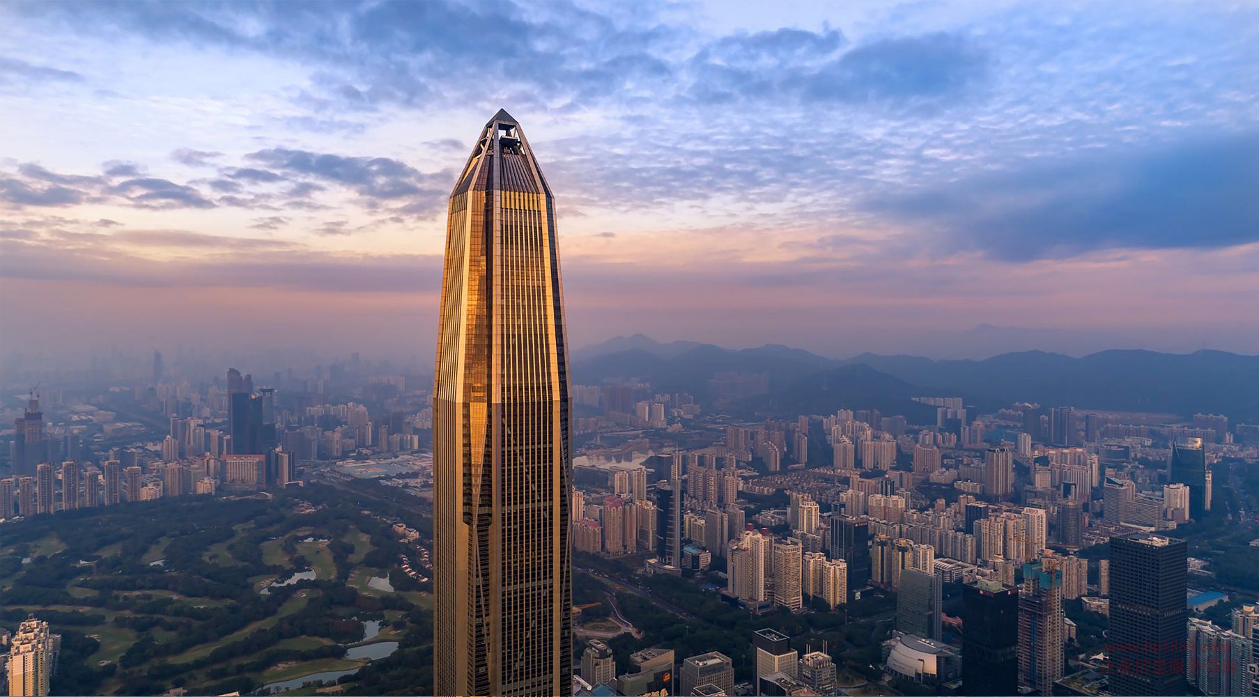 平安金融中心【平安国际金融中心】:南塔:B座:出租楼层:11到31层、预计:2018年第四季度交楼、23层以上为:酒店品牌Hyatt旗下——柏悦酒店(HyattPark)及购物体验中心、作为“兄弟篇”的南塔、其主体结构高达286米、共48层 平安金融中心【平安国际金融中心】:北塔:A座、1-9F 商业区、10-64F 平安自用办公楼、54-115F 对外出租办公楼、116F云际观光厅、360度视野、三角形悬挑观光平台、让人体验凌空漂浮感、极具震撼感、117-118F为会所、高度:599米、地下5层 平安金融中心【平安国际金融中心】北塔租赁简介 物业级别:甲级写字楼 物管公司:仲量联行 管理费加空调:45元/㎡ 层 高:4.5米(净高3米) 电梯速度:十米/每秒 网络地板:150mm 出租楼层:54~115层 整层面积:2200~3500㎡、面积任选 平安金融中心【平安国际金融中心】租赁中心 交楼标准(1):网络地板、天花材料、灯盘、自动感光窗帘、空调系统安装到位 交楼标准(2):豪华装修、精装修、全办公家私、空房、定制装修 出租租金:面议 平安金融中心【平安国际金融中心】租赁中心电话:400 7165 112 电梯数量:140部 发 展:商:中国平安集团 开发商 中国平安人寿保险股份有限公司 物业地址:广东省深圳市福田区福田街道福安社区益田路5033号