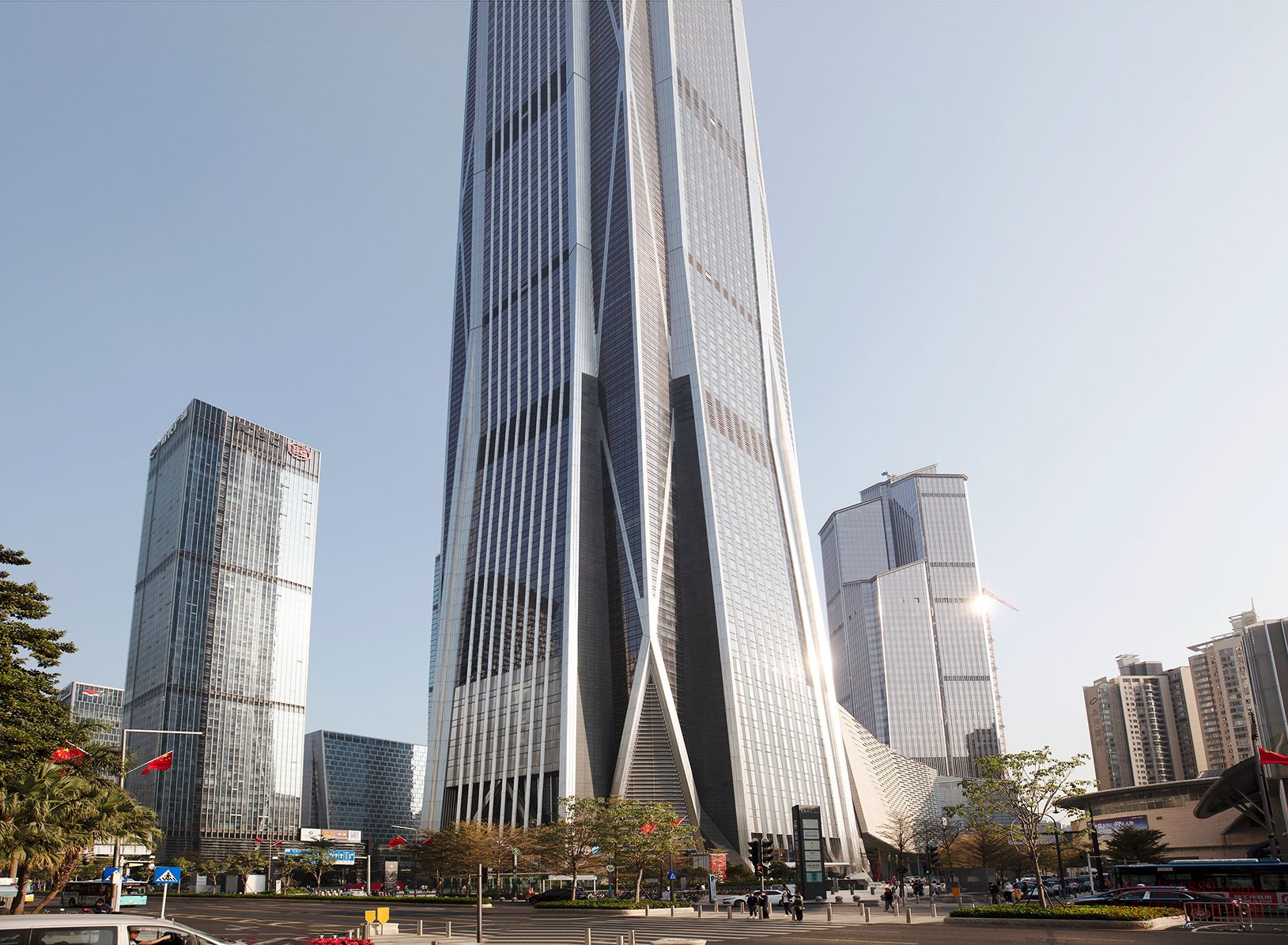 平安金融中心【平安国际金融中心】推荐理由 平安金融中心【平安国际金融中心】是福田CBD物业、高层云端海景办公环境、楼下广深港地铁、购物公园 大厦交通便利1、3号地铁(购物公园无缝对接)多部公交经过、为企业员工增加便利 大厦配套完善、餐饮、购物、休闲一应俱全 平安金融中心(平安国际金融中心)写字楼项目配套 美食购物:恰好麻辣香锅、卡里奥西餐厅、金燕庄燕窝专卖店【COCOPARK 店】授渔日本料理、星球工坊、芭蕉叶泰国餐厅、万菜屋【福华三路店】仙人掌墨西哥餐厅、吉野家【park店】味千拉面【COCOPARK店】正稻鼎食尚【店】川湘风情、玛喜德娜欢乐牛扒餐厅、巴蜀风月【福华三路店】玛喜德娜欢乐牛扒餐厅、微酒红意大利餐厅、艾薯【coco par】