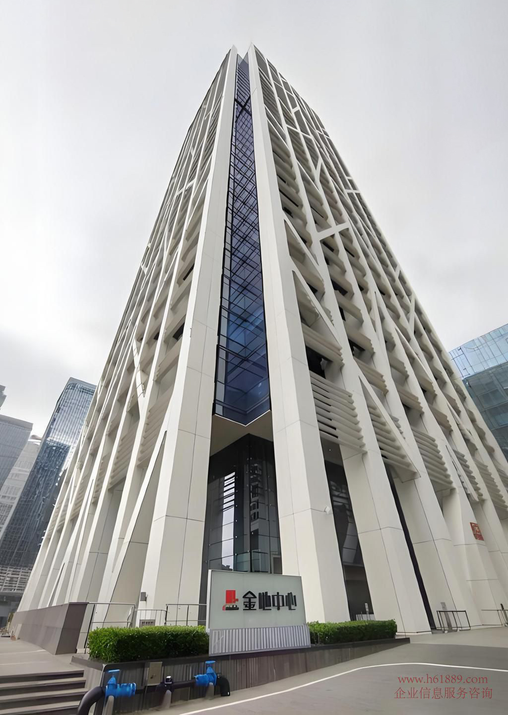 一:金地中心推荐理由 1、位置:金田路与深南大道交汇处(市民中心东南面、深南大道第一排) 2、开发商:深圳市金地大百汇房地产开发有限公司(是金地集团、卓越集团、大百汇 集团三大集团共同成立的项目公司) 3、交通—4地铁站,4公交车站: 步行10分钟可到会展中心地铁站、岗厦地铁站、岗夏北地铁站、市民中心站地铁站;公交车站有海关综合大楼站、彩福大厦站、大中华国际交易广场站、岗厦地铁 公交车站共60多条公交线路 4、综合体平台金地中心属于140万平方米综合体“深圳中心”的一部分,入驻企业 可享受全方位的综合配套。(深圳中心综合体还包含:21万平方的豪宅“天元”、30 万平方顶级商业“卓悦汇”、2000平方设计艺术中心、2万平方CEO俱乐部) 5、景观:看水晶岛1万多平方的绿色景观、北看莲花山、俯视市民中心 6、甲级写字楼品质: (1)建筑面积约6万平方,33层 (2)高效办公:18部进口日立电梯,300个停车位(可共享商业3000多个停车位可用),电梯配比和车位配比远优于其他写字楼 (3)国际知名设计公司SOM设计(曾设计:世界第一高楼哈利法塔、|BM公司总部 百事公司总部、通用电气公司总部) (4)福田CBD独一无二的白色窗花立面,超高辨识度,方便企业商务往来 (5)国内首个无柱设计的写字楼(办公室内真正做到一根柱子也没有) (6)双大堂,首层阳光大堂1000平方米、挑高13.5米;LEED金级预认证 (7)金地物业(一级物业资质)、物业费32.8元【含空调费8:00-18:00】