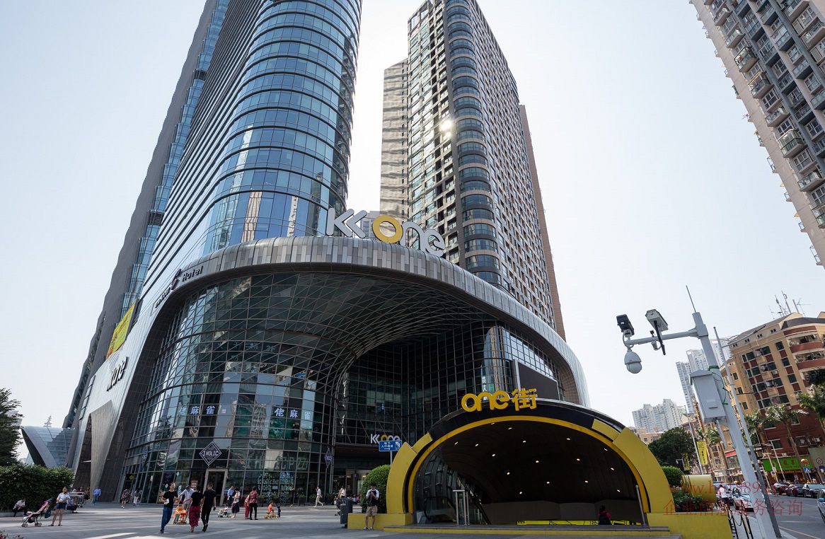 京基滨河时代大厦简介 京基滨河时代大厦位于福田区西南端下沙片区滨、河路与东涌路交界处、北与车公庙泰然工业区隔路相望、南眺深圳福田红树林自然保护区、自然景观优美、地块占地55300㎡、总建筑面积536619㎡、为集品牌酒店、购物中心、超高层写字楼、公寓、住宅、大型停车场、停机坪等多样化物业形态及全面基础配套设施于一体的大型典范级城市地标综合体、项目涵括:1栋64层300米超高层写字楼137000㎡、1栋酒店30000㎡、3栋不限购不限贷的商务公寓49008㎡、3栋145米超高层大平面住宅87890㎡以及大型集中式商业MALL93500㎡、其中、写字楼300米刷新了滨河大道沿线的新高度 京基滨河时代广场写字楼部分简称为时代大厦、总建筑面积146714.25㎡、其中办公面积136996.00㎡、将于2015年荣耀封顶、标准层面积约为2150~2500㎡、整栋大厦分为高中低三个办公区、分别以16层、30层及48层避难层为分隔、中低区标准层划分6-8-10个产权单元不等、高区标准层划分4-6个产权单元不等、单元面积150-600㎡不等、时代大厦深谙世界500强企业与商务领袖的气度、以4.2米层高、2.8米净高的开扬空间、构筑舒适的办公环境、同时配置200px网络架空地板、助力企业解决办公空间繁琐的网络、电路布线等问题、便捷其办公格局 楼盘名称:京基滨河时代大厦 物业类型:写字楼 总 层 高:64层 楼 高:293米 大堂净高:11.5米 物 业 费:23元/㎡/月 空 调:计流量 开盘时间:2014年08月02日 交房时间:2015年6月12日 绿 化 率:35% 容 积 率:8.68 京基滨河时代大厦租售中心 京基滨河时代大厦租售中心电话:400 7165 112 出租租金:面议 出售均价:2.9万/平米 租售状况:精装修、豪华装修、清水房、全办公家私、空房 租售面积:90平米、108平米、150平米、208平米、235平米、260平米、300平米、326平米、369平米、386平米、409平米、435平米、460平米、500平米、530平米、260平米、590平米、638平米、662平米、795平米、812平米、872平米、1250平米、1678平米、2750平米、标准层面积:2200-2750m² 楼层净高:标准层高4.2米、净高大于2.8米 另有:联合办公:共享空间 出租 另有少量楼层:适合行业:【医美】【银行】【瑜伽•塑形】【美容养生】【教育培训】【SPA 养生按摩】【特色厅吧】【健身】【美甲】【护发植发】【休闲•商务会所】 停车位:共有地下停车场位2072个 物业地址:广东省深圳市福田区滨河大道9289号 地铁9号线下沙站B出口 商业楼层:-2至4层 层数:64层(五层裙楼商业 59层办公写字楼) 低区电梯:停1层、6--14层 中区电梯:停1层、15层、17--28层 中高区电梯:停1层、29层、31--46层 高区电梯:停1层、47层、49--64层 避难层:16、30、48层 大堂净高:11.5米 电梯:共32部电梯、其中客梯26部、消防梯2部、停车场转换梯4部 楼层净高:标准层高4.2米、净高大于2.8米 架空地板:提供80mm架空网络地板、方便客户布线使用 供配电:大厦空调系统:采用约克VRV空调系统、分户自主控制、便于管理及计量、新风经过除湿除尘处理、分户室内机有空气过滤网 可提供220V/380V交流电压、电源频率50HZ、大厦为回路供电、能够满足两台变压器不同时停电检修、有备用发电机组、办公区域采用两台英国进口威尔逊1200KW发电机组、带有雷电保护设施、备用发电机仅供大厦消防用电等重要负荷