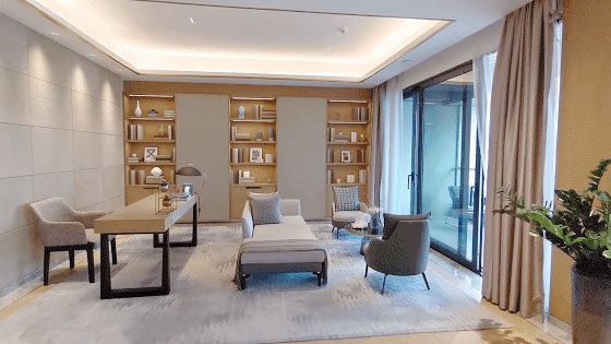 坐北朝南为尊 古代帝王的宫殿:皇家建筑多是坐北朝南,深圳理想的居住朝向也是正南向,这种“冬暖夏凉”的朝向户型,是全国TOP财富阶层的理想居家朝向 冬季:太阳高度角较小,这种户型的门、窗朝南,可使更多斜射的太阳光线进入室内,从而提高室内温度。夏季,太阳高度角增大,太阳从门、窗射入的光线相对就少,从而能保持室内有一定的凉意 福田中心区 中心天元T7栋 样板房书房图片