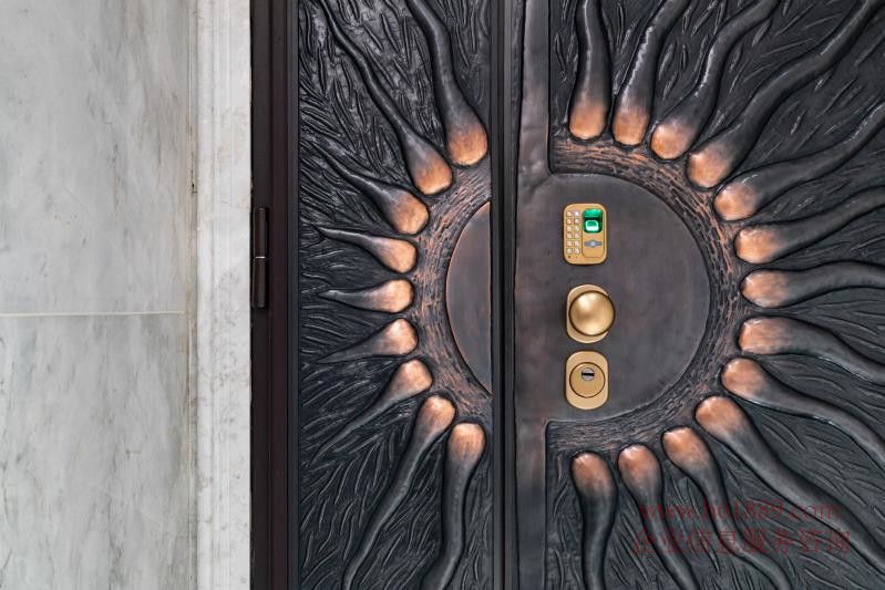 福田中心区 中心天元T7栋 既是门面又是品味 天元T7公寓的入户门:选用意大利TOP装甲门品牌Gardesa装甲门, Gardesa装甲门的首要特征就是高性能防盗,其采用创新技术,有着非常坚固的钢体核芯结构,提供有效防止入侵者的最佳保护。Gardesa装甲门将门框、门扇、锁、铰链等部件融为一体,构成Gardesa进户门安全系统 福田中心天元T7栋 意大利TOP装甲门品牌Gardesa装甲门