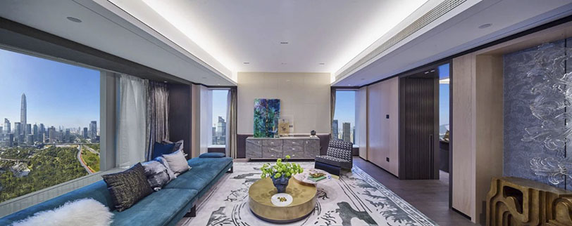 步入客厅接待体系空间,约9米长的无缝玻璃仿若IMAX电影大屏幕,俨然一部电影故事,带来流动的场景感。楼间距超百米,让视野格外开阔,远可欣赏连绵山景和市民中心,近可欣赏逾1万㎡星月花园