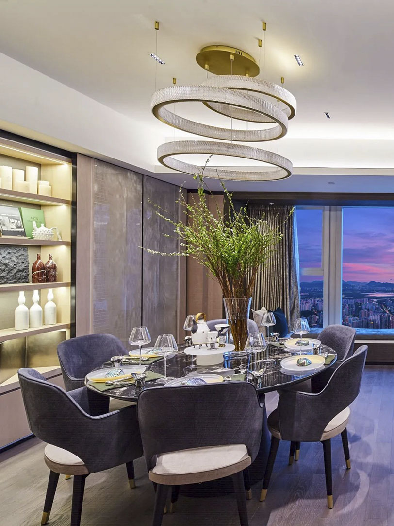 在餐饮家宴体系空间,大理石餐桌与艺术装置背景墙相得益彰,中式圆桌彰显大家族气派与人文温情
