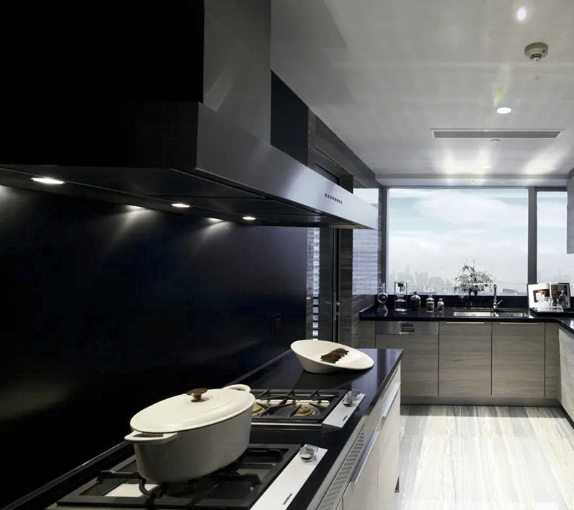 绕过餐桌,即见独立U形厨房,充分参考人体工程学,配备世界TOP厨电品牌。昂贵的Gaggenau嘉格纳八件套(抽烟机、3燃气头的燃气灶、冰箱、带消毒功能洗碗柜、蒸烤炉一体机、酒柜、咖啡机)、国际橱柜品牌及人性化配置(厨房空调),带来奢华的享受 尤为有趣的是,宽幕街景跃然眼帘,一边烹饪一边欣赏美景,别样风情