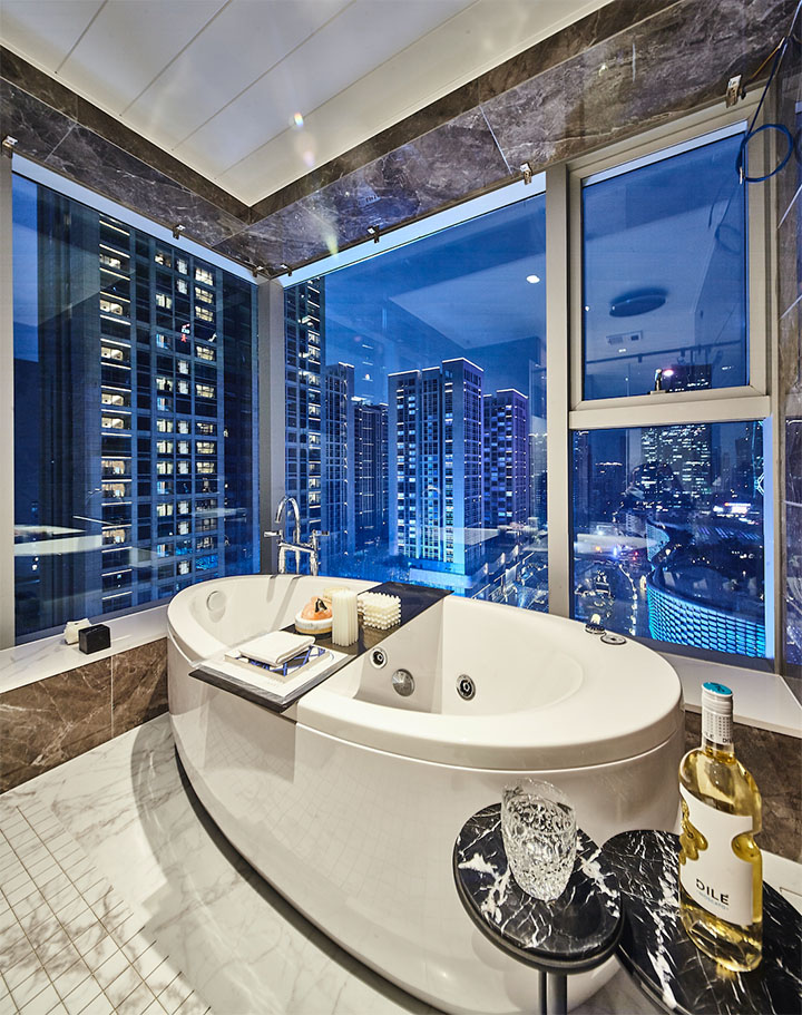 深圳中心天元、岗厦天元花园、270度转角浴缸,室外是伸手可触摸的大都会繁华与精彩,室内是可触摸的国际高贵与时尚气息。盥洗间浴缸、马桶、水龙头、花洒等皆使用国际奢侈大品牌,其中主卧浴缸为世界第一个软体浴缸缔造品牌卡力仕,使用了宇宙飞船及火箭上的耐热保护层技术,“遇热水即软如沙发”,与瑞吉酒店总统套房同款