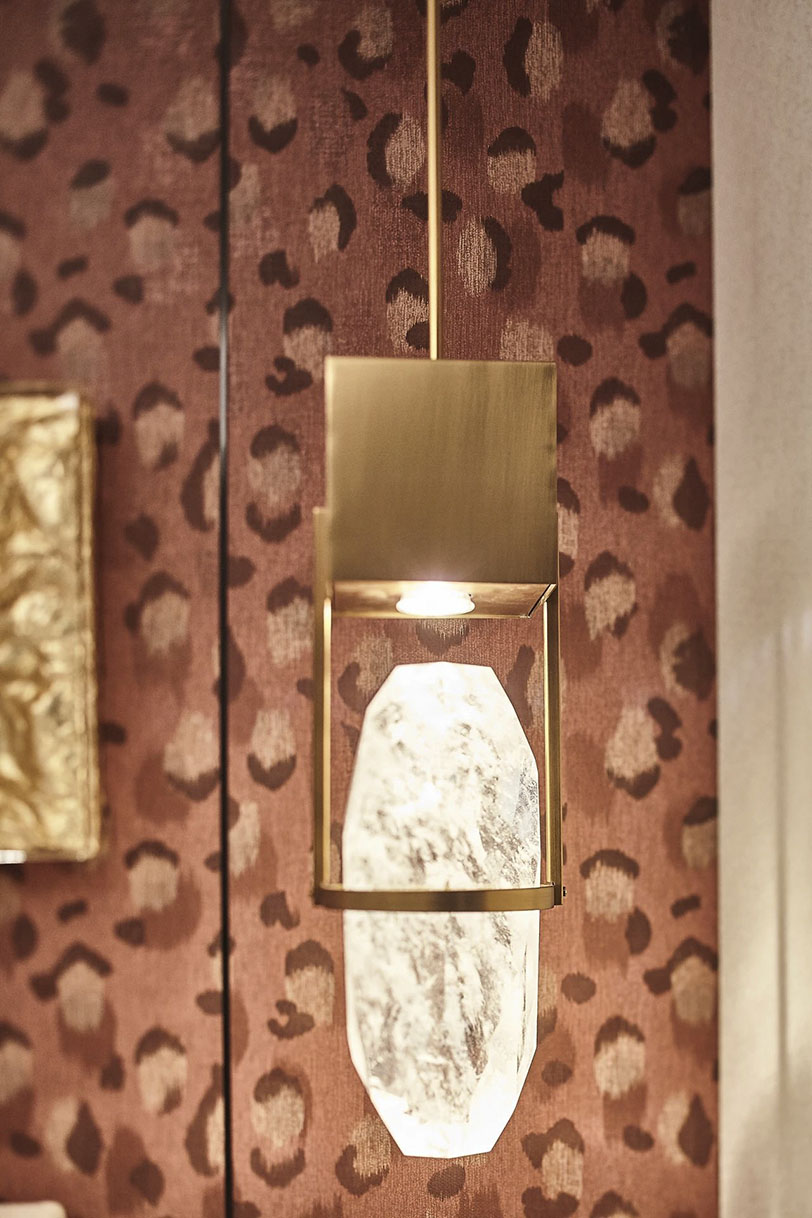 另一间具有名媛风的奢阔卧室,与窗外中央大街的波点灯光艺术呼应。窗前的T7星空园林“月牙泉”美景跃然入室,令人醉心