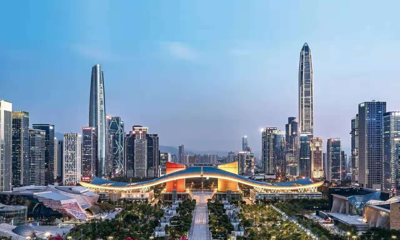 今年《财富》世界500强排行榜企业的营业收入总和约为37.8万亿美元,比上年大幅上涨19.2%(该榜单有史以来最大的涨幅),相当于当年全球GDP的五分之二,接近中国和美国GDP之和。进入排行榜的门槛(最低销售收入)也从240亿美元跃升至286亿美元。同时,今年所有上榜公司的净利润总和约为3.1万亿美元,同比大幅上涨88%,是2004年以来最大的涨幅 今年,中国大陆(含香港)公司数量增长下滑,相比去年增长11家,今年只增加了一家,达到136家。加上中国台湾的企业,中国共有145家公司上榜,大公司数量继续位居各国之首。美国今年共计124家公司上榜,比上一年增加2家。中国上榜企业的营收占500家上榜企业总营收的31%,首次超过美国,美国上榜企业总营收占比为30% 但值得注意的是,《财富》编辑部指出,中国公司盈利能力与世界500强公司平均水平的差距拉大。中国145家公司上榜公司平均利润约41亿美元,虽然与自身相比有所提升,然而世界500强平均利润同期上升至62亿美元。今年榜单上的美国124家企业平均利润高达100.5亿美元,几乎接近中国上榜企业的2.5倍 深圳此次上榜的10家企业为平安(第25位)、正威(第76位)、华为(第96位)、腾讯(第121位)、招商银行(第174位)、万科(第178位)、中国电子(第324位)、深投控(第372位)、比亚迪(第436位)、顺丰(第441位)。平安以1996.294亿美元营收位居深圳上榜企业之首,比亚迪和顺丰均为新上榜企业,总营收分别为327.58亿美元和321.203亿美元 2021年,深圳有8家企业上榜世界500强。今年,比亚迪和顺丰是新上榜,中电集团总部是在2021年12月迁驻深圳