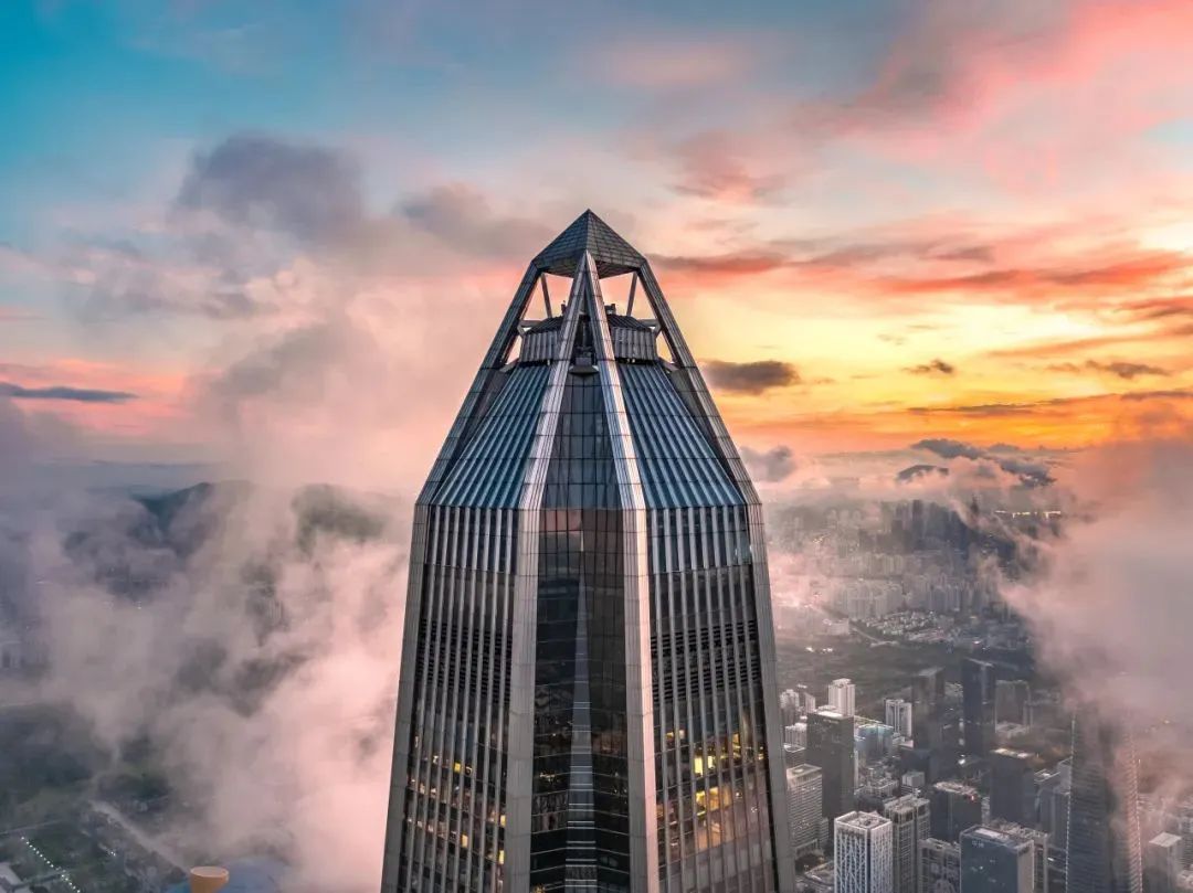 平安金融中心【平安国际金融中心】简介 平安金融中心【平安国际金融中心】位于:是集时尚、文化、商务、商业、休闲娱乐和餐饮于一体的多功能商业综合体、其建筑面积约500.000平方米、囊括四个业态、包括甲级写字楼、世界顶级酒店品牌Hyatt旗下最高端的柏悦酒店、云际观光层以及高端体验购物中心PAFCMall、其北塔写字楼高599米、共118层、将为入驻的世界500强及金融企业提供定制化全方位的服务和配套、华南首屈一指的商业地标、平安金融中心分为南北两座 平安金融中心【平安国际金融中心】南塔:B座:出租楼层:11到31层、预计:2018年第四季度交楼、23层以上为:世界顶级酒店品牌Hyatt旗下最高端——柏悦酒店(HyattPark)及高端购物体验中心、作为“兄弟篇”的南塔、其主体结构高达286米、共48层 平安金融中心【平安国际金融中心】北塔:A座、1-9F 商业区、10-64F 平安自用办公楼、64-117F 对外出租办公楼、116F云际观光厅、360度视野、三角形悬挑观光平台、让人体验凌空漂浮感、极具震撼感、117-118F为高端会所、高度:599米、地下5层 【项目基础信息】 ➤大厦名称:平安金融中心【平安国际金融中心】 ➤大厦层数:118层,地下5层 ➤大厦高度:599米 ➤标准层面积:约3500㎡ ➤大厦层高:4.5米(净高3.2米) ➤物业公司:仲量联行 ➤物业管理费:45元/㎡(含空调工作日8:00-18:00) ➤空调系统:VAV中央系统 ➤电梯数:50部(10m/s高速运载) ➤交付标准:精装-毛坯(灯光窗帘/门禁系统/网络链接等) ➤车 位:1100个(月卡1000-1500元) ➤项目地址:双地铁1/3号线购物公园站无缝对接(导航地址:平安金融中心) ➤可租楼层:57层:60层:68层:75层:86层:87层:95层:102层:104层:117层 ➤可租面积:200平米、310平米、550平米、725平米、960平米、1200平米、1530平米、1600平米、1800-3580㎡:连层:多层 ➤出租租金:面议 ➤租赁保证金:三押一租 ➤租赁电话:400 7165 112 ➤租赁状况:精装修:豪华装修:空房:全办公家私:毛坯:任意选择 ➤另有:联合办公:共享空间 出租 ➤物业地址:广东省深圳市福田区福田街道福安社区益田路5033号