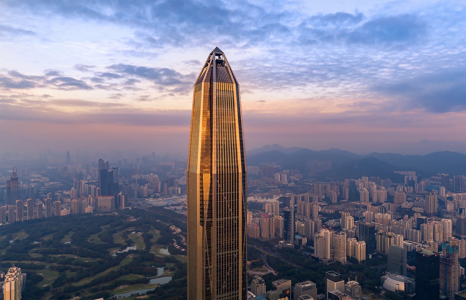 平安金融中心【平安国际金融中心】推荐理由 平安金融中心【平安国际金融中心】是福田CBD物业:高层云端海景办公环境:楼下广深港地铁站:购物公园站 大厦交通便利:深圳地铁1号线【罗宝线】深圳地铁3号线【深圳龙岗线】【购物公园无缝对接】多部公交经过、为企业员工增加便利 大厦配套完善:餐饮、购物、休闲一应俱全 平安金融中心【平安国际金融中心】项目配套 美食购物:恰好麻辣香锅、卡里奥西餐厅、金燕庄燕窝专卖店(COCOPARK 店)、授渔日本料理、星球工坊、芭蕉叶泰国餐厅、万菜屋(福华三路店)、仙人掌墨西哥餐厅、吉野家(park店)、味千拉面(COCOPARK店)、正稻鼎食尚(店)、川湘风情、玛喜德娜欢乐牛扒餐厅、巴蜀风月(福华三路店)、玛喜德娜欢乐牛扒餐厅、微酒红意大利餐厅、艾薯(coco par)