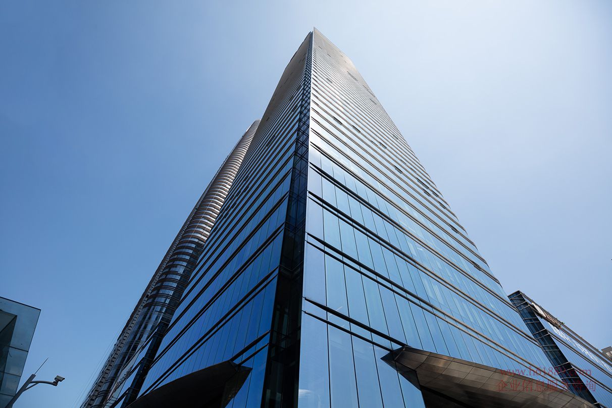 皇庭中心【皇庭中心大厦】项目基础信息 大厦名称:皇庭中心【皇庭中心大厦】 物业性质:写字楼 物业级别:甲级 所属商圈:福田中心区 会展中心地铁站 使用率:约68% 层高:4.3-4.5米 净高:2.95-3.1米 停车位:656个 大堂高度:16.2米 大堂面积:1624.37㎡ 层数:地上54层、地下4层 空调:VAV与冰蓄冷空调系统 管理费:33元/㎡/月(包含8:30-20:00工作时间内空调费) 租售状况:出租 出售 出租租金:面议 出售均价:7.7万/平米 租售中心电话:400 7165 112 交楼标准:豪华装修、全办公家私、空房、毛坯、任选 租售面积:115㎡、156㎡、192㎡、259㎡、299㎡、326㎡、361㎡、433㎡、525㎡、680㎡、760㎡、829㎡、903㎡、1057㎡、1275㎡、1345㎡、1419㎡、1682㎡、1876㎡、433㎡、标准层面积:约2100㎡、面积自由组合 另有少量楼层:适合行业:【医美】【银行】【瑜伽•塑形】【美容养生】【教育培训】【SPA 养生按摩】【特色厅吧】【健身】【美甲】【护发植发】【休闲•商务会所】 网络地板:130mm 硫酸钙架空网络地板 电梯:20部进口迅达客梯、2台消防梯,时速6m/s 幕墙:超白半钢化夹胶LOW-E中空玻璃幕墙 墙面镶嵌约14万颗呼吸式LED灯:公共装修用料均为高档进口石材、每层独立配置带淋浴功能行政卫生间、每户预留总裁洗手间位、提供实时温水洗手、高科技智能管理系统 物业管理:皇庭国际物管 项目地址:广东省深圳市福田区福田街道岗厦社区福华路350号