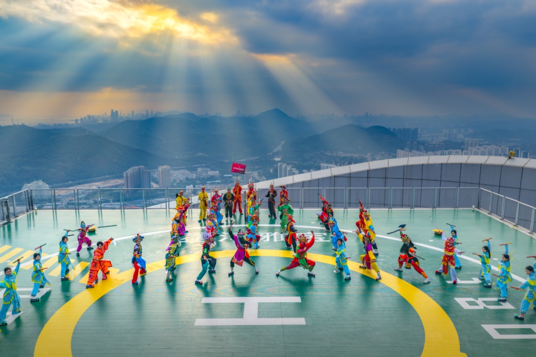 扎根深圳·星河WORLD:2679家优质企业的共同选择 选园区:从来不是选一时的办公场地:而是选长久的发展伙伴:这里有产业链:有场景、有服务、有生态、不用孤军奋战、不用四处碰壁、不用被琐事牵绊 从选位置到选圈子:从选硬件到选生态、深圳·星河WORLD始终站在企业需求一侧、做企业发展的坚实后盾 愿每一家企业:都能在这里遇见对的资源、对的伙伴、对的未来,安心发展、稳步成长 深圳·星河WORLD 星河双子塔活动图